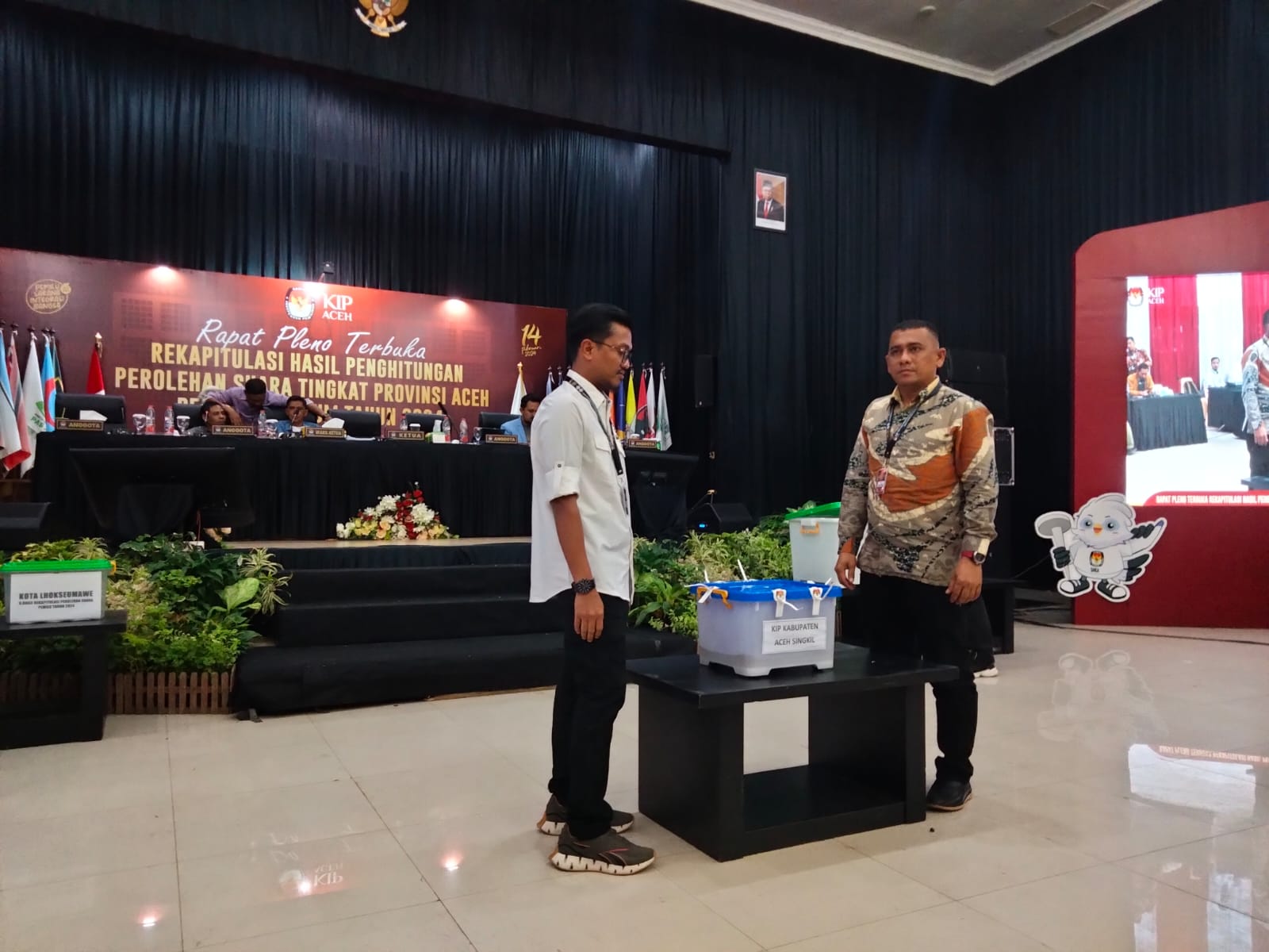 Rapat pleno terbuka rekapitulasi hasil penghitungan suara tingkat provinsi