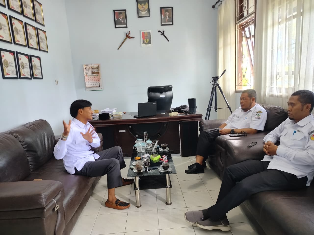 Kabid Aset dengan ketua Panwaslih Kabupaten Aceh Singkil