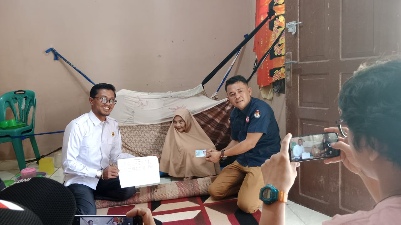 Ketua Bawaslu Aceh Singkil, Anggota KIP Aceh Singkil Bersama Ibu Armin