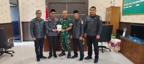 Penyerahan buku oleh Panwaslih Aceh Singkil