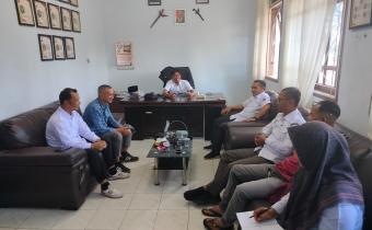 Bawaslu Aceh Singkil diskusi ringan dengan ketua DPRK Aceh Singkil 